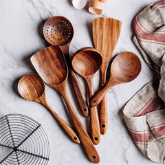 Conjunto de talheres de madeira rústicos com peças, ideal para cozinhas naturais, feitos de madeira ecológica e seguros para superfícies antiaderentes.