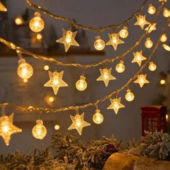 Cortina de luzes LED com design de floco de neve em pentagrama e bolas, perfeita para decoração de festas e ambientes.