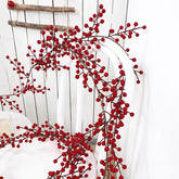 Guirlanda de galhos e frutas artificiais decorativas de 1,4 metros, ideal para decoração de Natal em portas e ambientes internos.