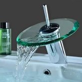 Torneira Gourmet Cascata de Vidro Bancada com acabamento cromado, design contemporâneo e fluxo de água em cachoeira.