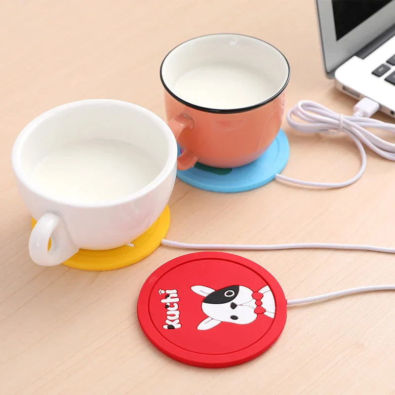 aquecedor de xícaras e caneca de silicone conectado a um cabo USB e uma xícara de café sobre ele. (