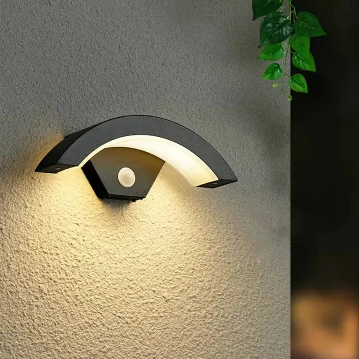 Comprar arandela de parede externa preta LED curva com sensor de movimento IP65 alumínio barato ou em promoção
