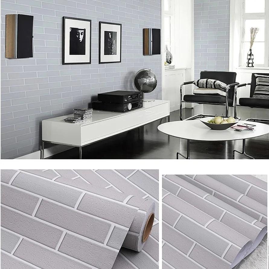 Parede revestida com papel de parede adesivo em tons de cinza e dourado.