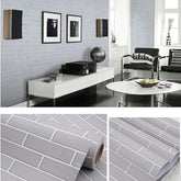 Parede revestida com papel de parede adesivo em tons de cinza e dourado.