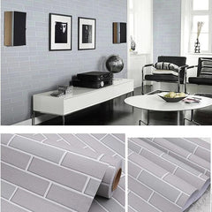 Parede revestida com papel de parede adesivo em tons de cinza e dourado.