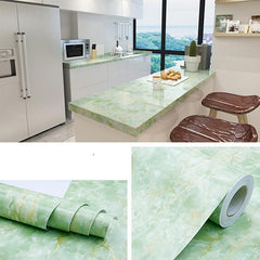 Parede revestida com papel de parede adesivo em tons de cinza e dourado.