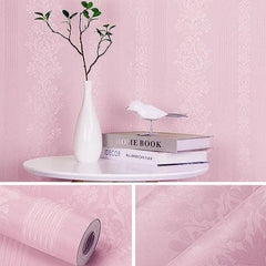 Parede revestida com papel de parede adesivo em tons de cinza e dourado.