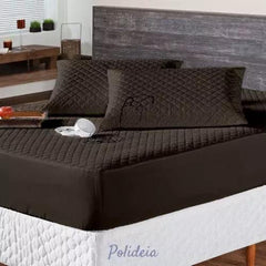 protetor de colchão impermeável matelado tabaco sobre uma cama de casal