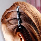 Tiara com Presilha: Transforme seu visual em segundos com design elegante e durabilidade. Ideal para penteados rápidos e cheios de estilo.