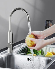 aquecedor de água elétrico de aço inoxidável com controle de temperatura de toque instalado em uma pia de cozinha. O aquecedor tem um design moderno e uma tela digital que mostra a temperatura da água.