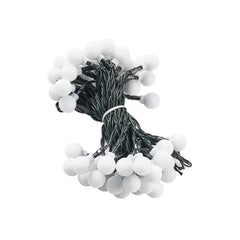 Um jardim florido com um caminho iluminado por um varal de luzes LED cordão