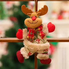 Enfeite de Natal em tecido com bonecos decorativos para árvore, incluindo Papai Noel e boneco de neve, ideal para criar uma atmosfera festiva.