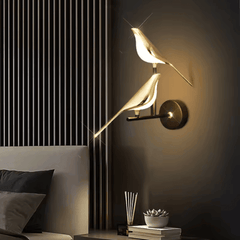 Arandela Decorativa Pássaros de Parede com design elegante, corpo em liga de zinco dourada e LED embutido, perfeita para ambientes sofisticados.
