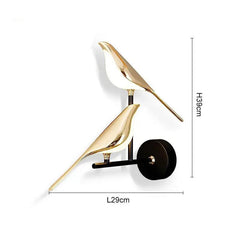 Arandela Decorativa Pássaros de Parede com design elegante, corpo em liga de zinco dourada e LED embutido, perfeita para ambientes sofisticados.
