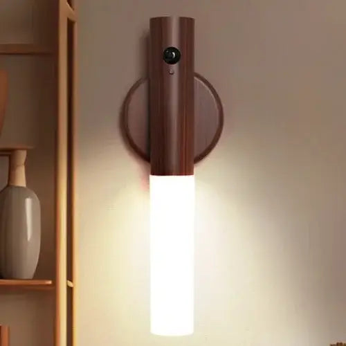 Arandela de Parede LED Slim Vertical em Madeira, Iluminação Branco Quente 2700K, Bateria Recarregável, Design Moderno e Fácil Instalação com Base Magnética.