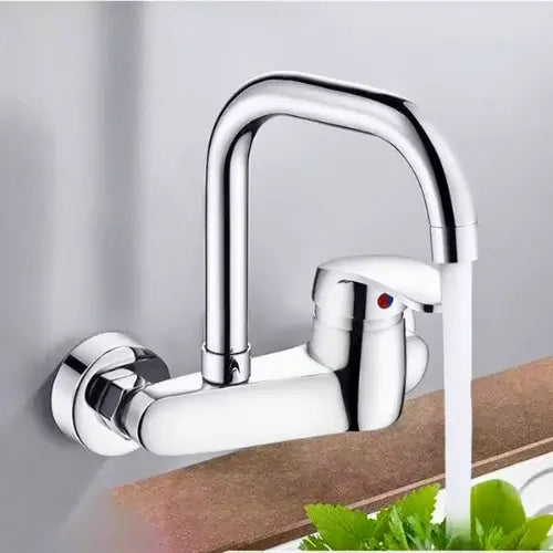 Torneira de cozinha de parede com misturador, acabamento em latão e cobre, funcionalidade 360º, ideal para água quente e fria.