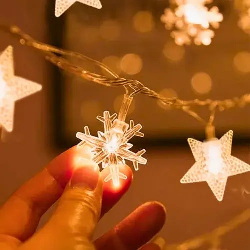 Cortina de luzes LED com design de floco de neve em pentagrama e bolas, perfeita para decoração de festas e ambientes.