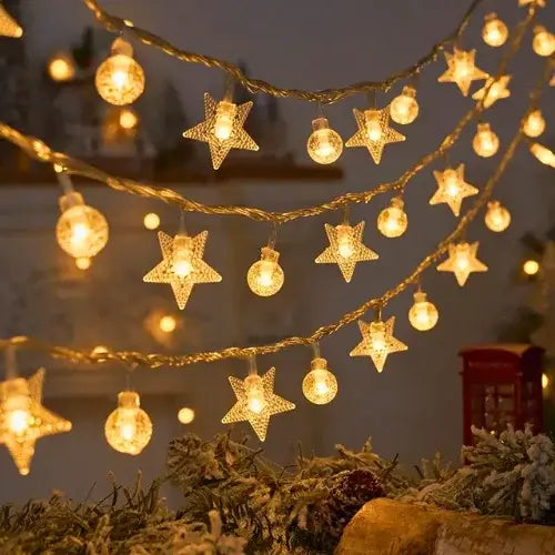 Cortina de luzes LED com design de floco de neve em pentagrama e bolas, perfeita para decoração de festas e ambientes.