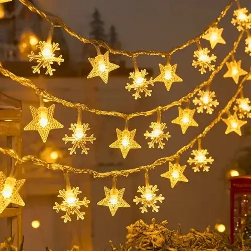 Cortina de luzes LED com design de floco de neve em pentagrama e bolas, perfeita para decoração de festas e ambientes.