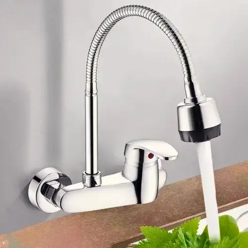 Torneira de cozinha de parede com misturador, acabamento em latão e cobre, funcionalidade 360º, ideal para água quente e fria.