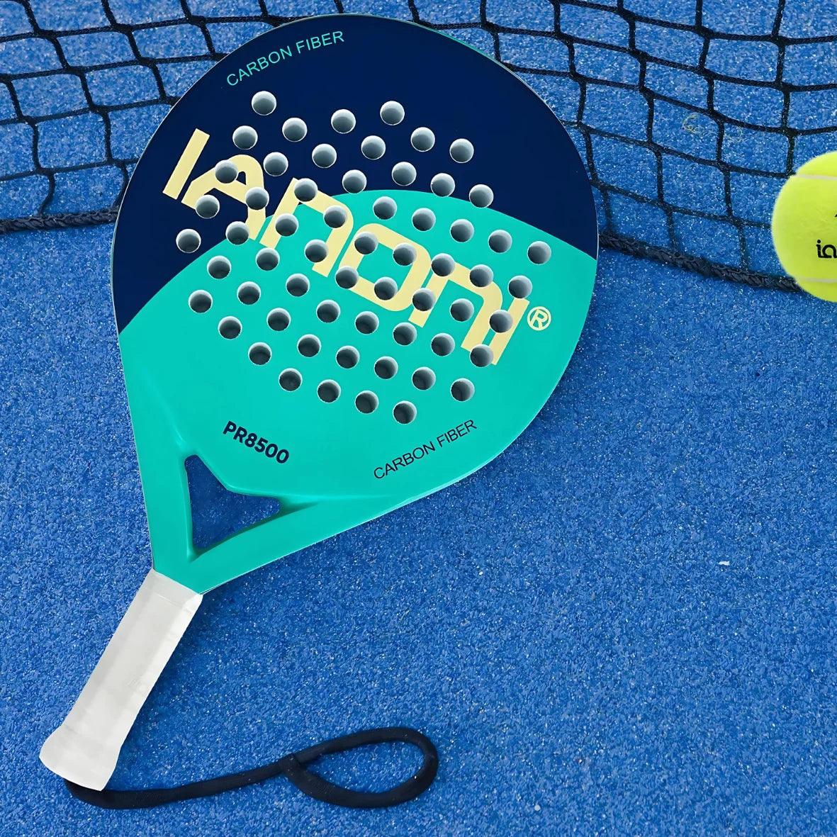 Raquete de Padel Profissional Fibra de Carbono Leve com grip antiderrapante, tecnologia antivibração e estrutura aerodinâmica para maior controle e potência.