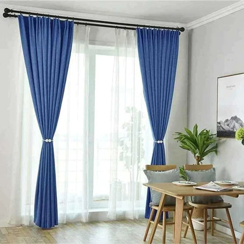 uma cortina presa por uma abraçadeira de cortina magnético com pérola em um ambiente claro e elegante.