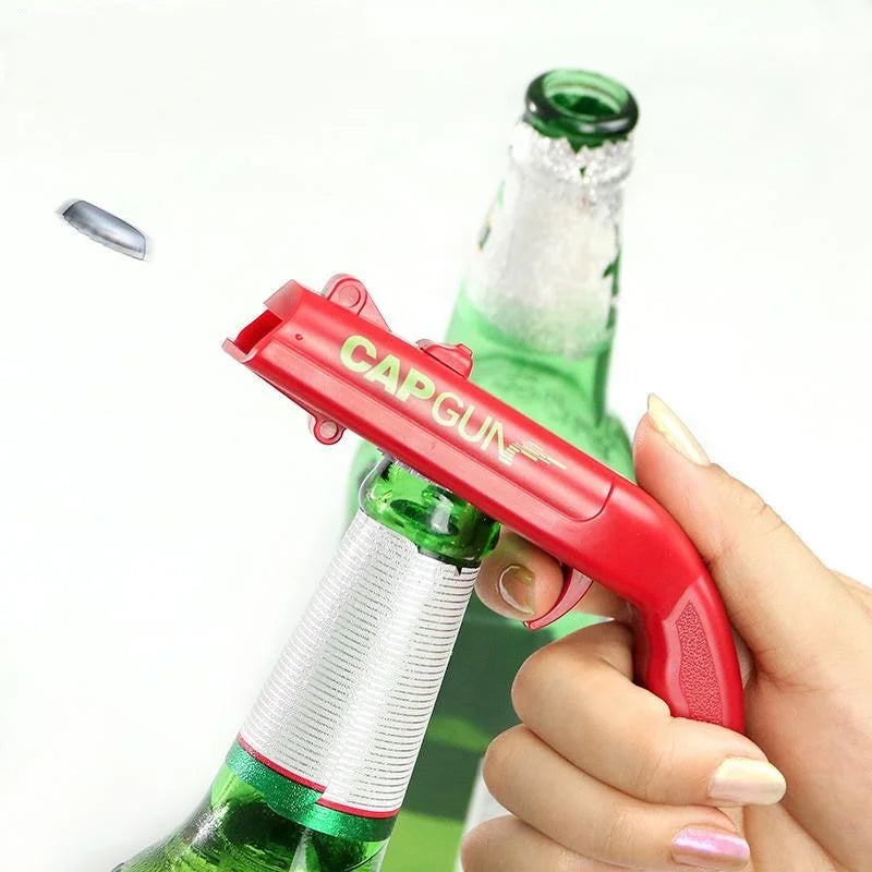  imagem de um abridor de garrafa atirador de tampas cap gun vermelho abrindo uma garrafa de cerveja e lançando a tampa