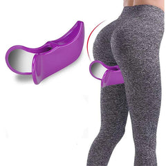 uma mulher sorridente usando o aparelho para exercício do bumbum e coxa em casa.