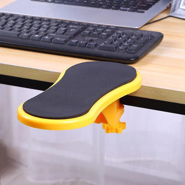  apoio de antebraço ergonômico para mesa preto, fixado na borda de uma mesa de madeira, com um notebook e um mouse sobre a mesa.