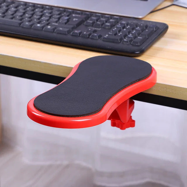  apoio de antebraço ergonômico para mesa preto, fixado na borda de uma mesa de madeira, com um notebook e um mouse sobre a mesa.