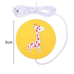 aquecedor de xícaras e caneca de silicone conectado a um cabo USB e uma xícara de café sobre ele. (