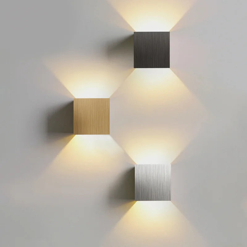  Arandela LED de parede externa e interna na cor branca com luz branca quente instalada em uma parede 