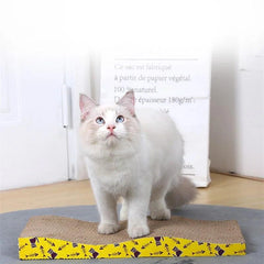 Gato aproveitando a Placa de Papel Ondulado para Arranhar