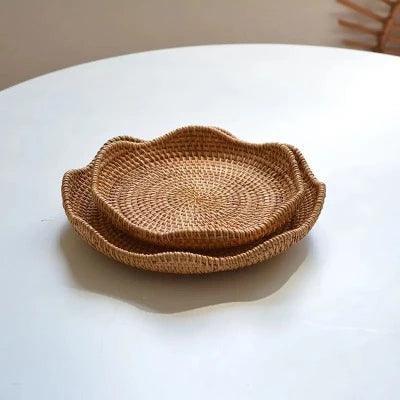 Cesta de vime artesanal redonda com design rústico, ideal para armazenamento de cebolas e decoração.