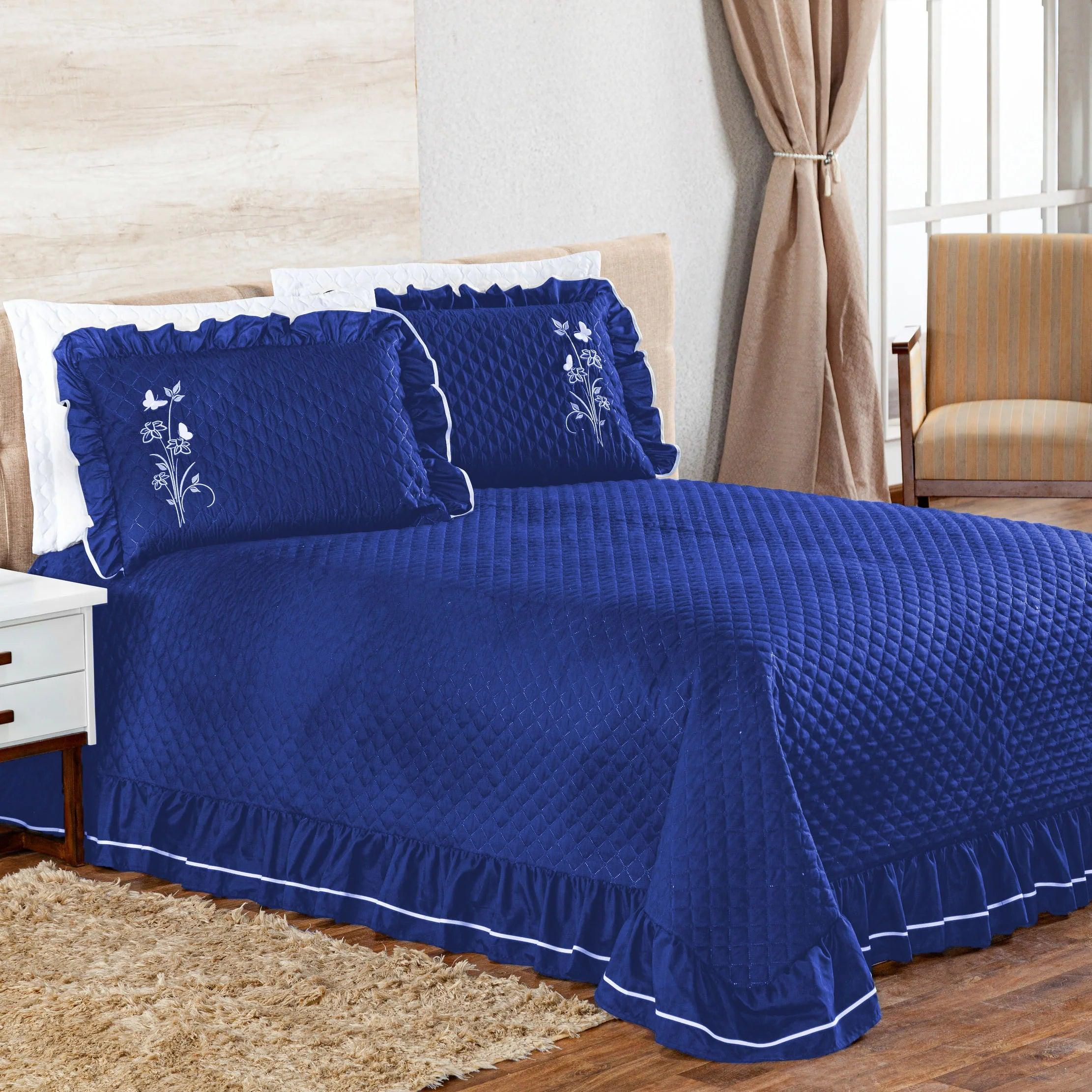 Cobre Leito Ester Queen 03 Peças - Conjunto de alta qualidade com tecido 100% poliéster e 2 porta travesseiros. Adicione luxo e conforto ao seu quarto.