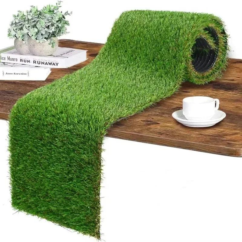 Grama Artificial Sintética Decoração em tom verde vibrante, ideal para decoração interna e externa. Resistente, fácil de limpar e seguro para crianças.