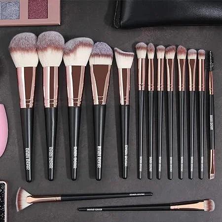 Transforme sua beleza com o Kit de 18 Pincéis Babi Bear. Cerdas suaves, alças de qualidade e acessórios premium para uma maquiagem impecável.