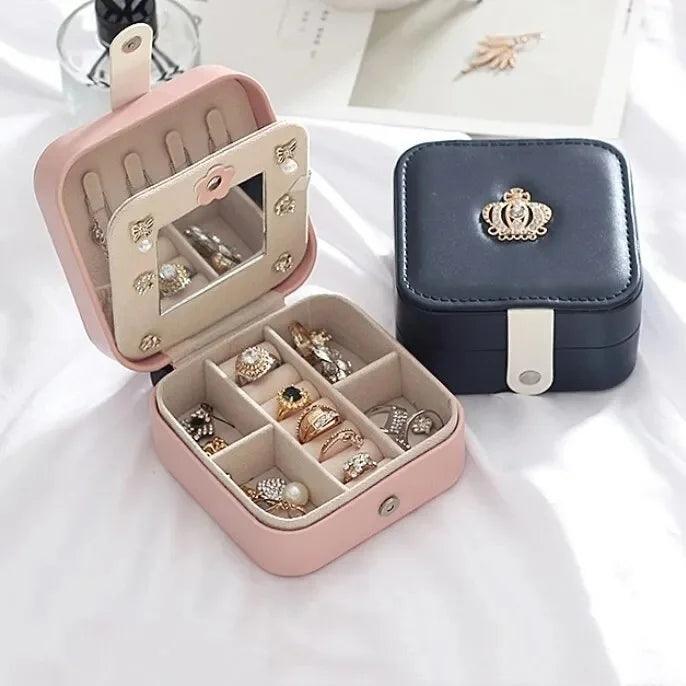 Mini Porta-Joias de Princesa em Courino - Elegância e praticidade em cada detalhe. Proteja suas joias com durabilidade e estilo.