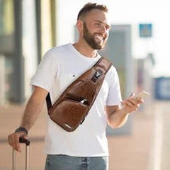 Comprar Bolsa transversal masculina de couro premium com porta USB, e compartimentos espaçosos barato - Polideia