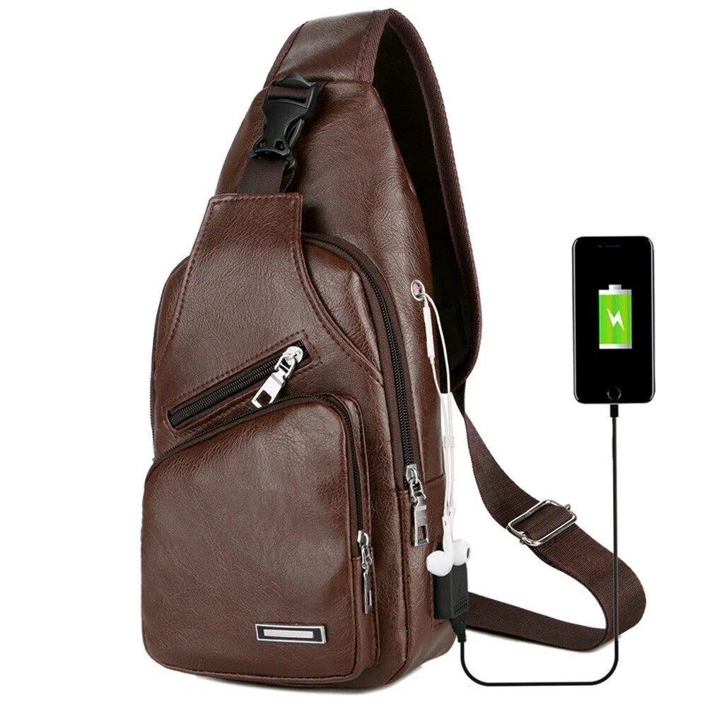 mochila antifurto transversal com USB conectado ao seu celular e um fone de ouvido nos ouvidos.