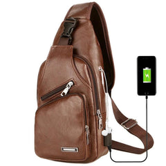 mochila antifurto transversal com USB conectado ao seu celular e um fone de ouvido nos ouvidos.
