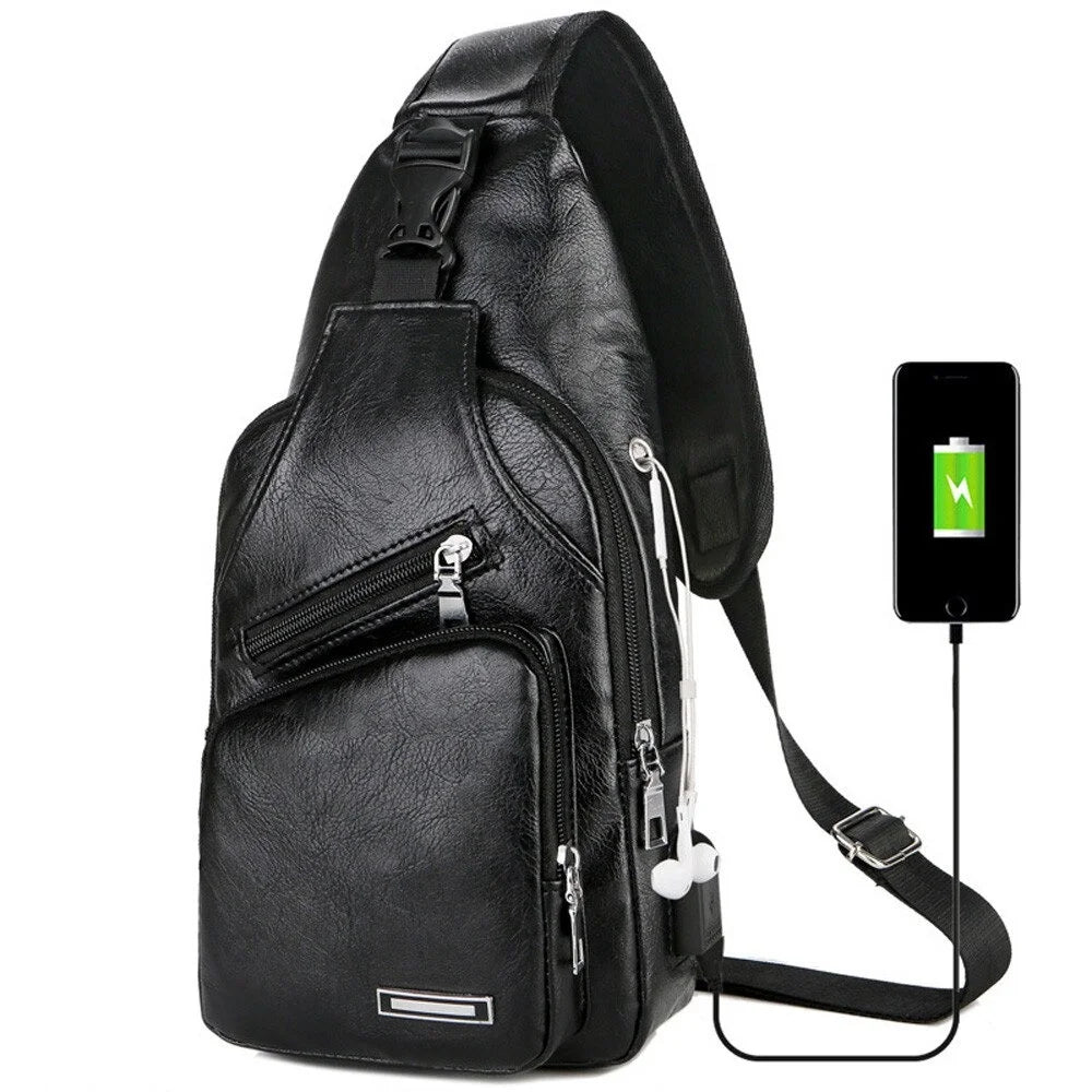 mochila antifurto transversal com USB conectado ao seu celular e um fone de ouvido nos ouvidos.