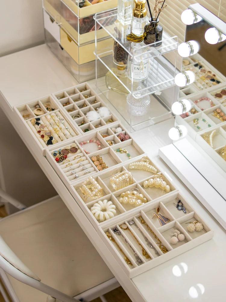 Organizador de Jóias Luxo - O toque refinado para sua coleção, garantindo proteção e exibição impecáveis. Adquira o seu agora!