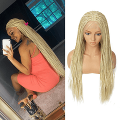 Uma mulher negra sorridente usando uma peruca cacheada dread lace front