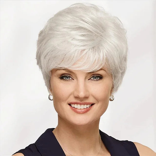 Mulher sorridente usando peruca lace cabelo curto liso 
