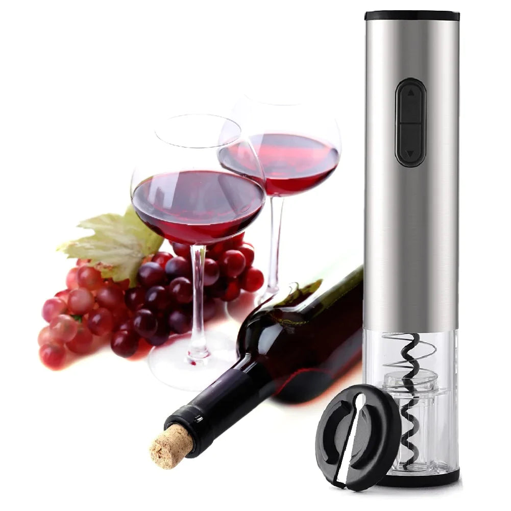 Saca rolha elétrico automático inox abrindo uma garrafa de vinho tinto com facilidade e elegância.