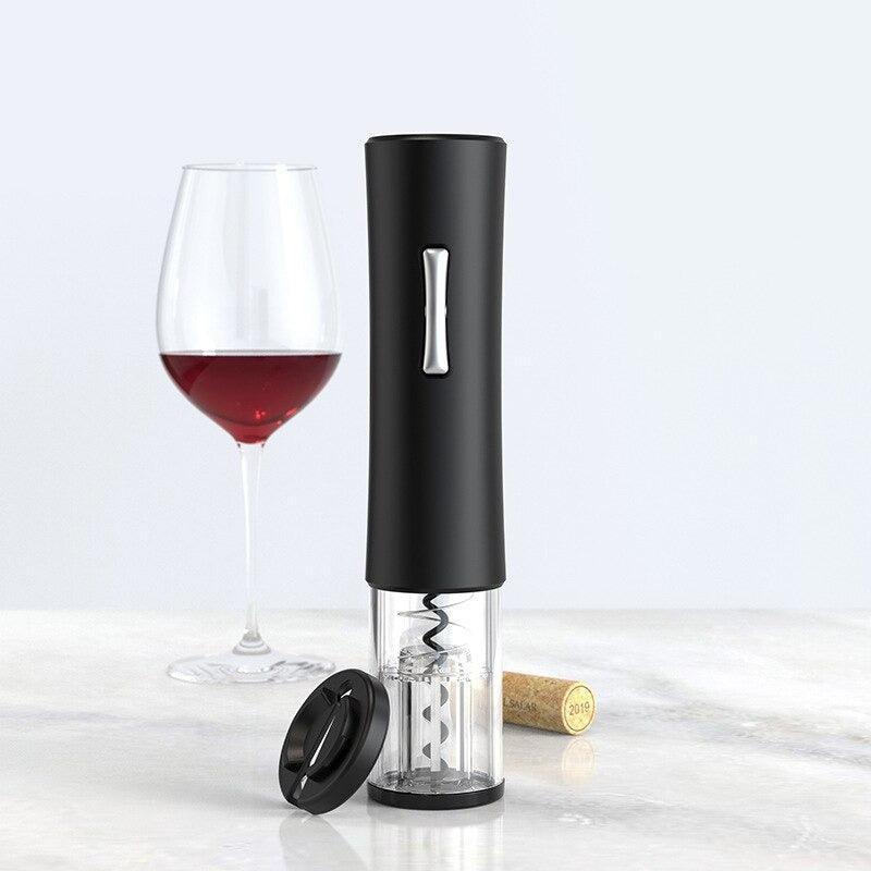 Saca rolha elétrico automático inox abrindo uma garrafa de vinho tinto com facilidade e elegância.