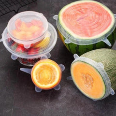 Tampas de silicone reutilizável de várias cores e tamanhos cobrindo diferentes tipos de recipientes com alimentos